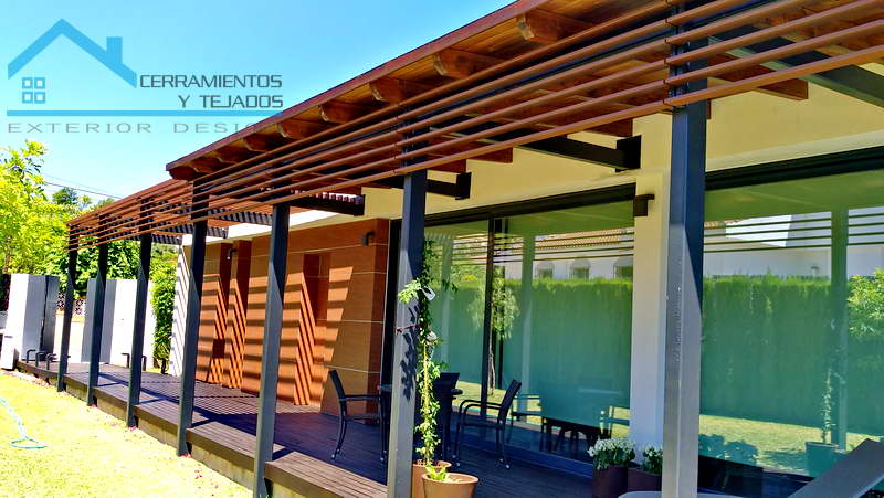 Pergola de hierro combinada con madera