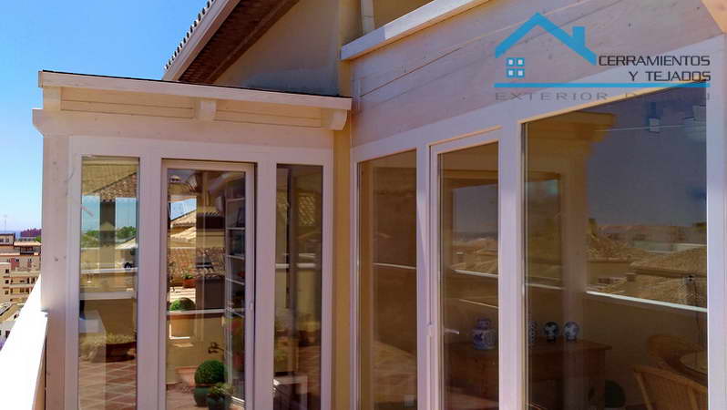 Cubierta con estructura de madera y cerramiento pvc