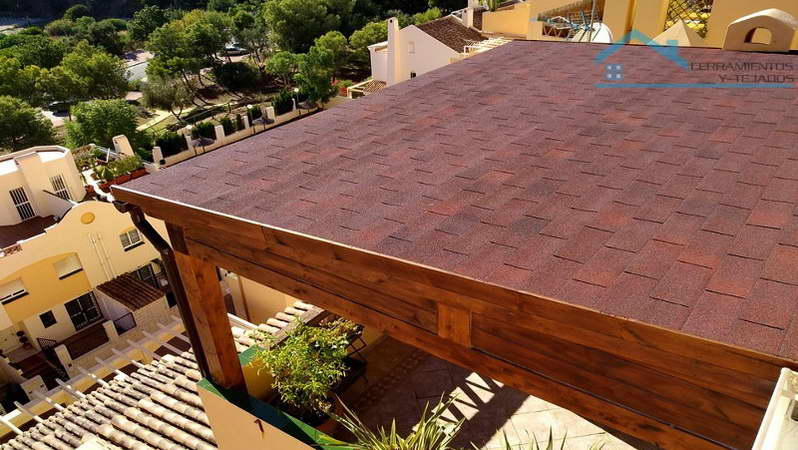 pergola de madera con cubierta de tegola malaga