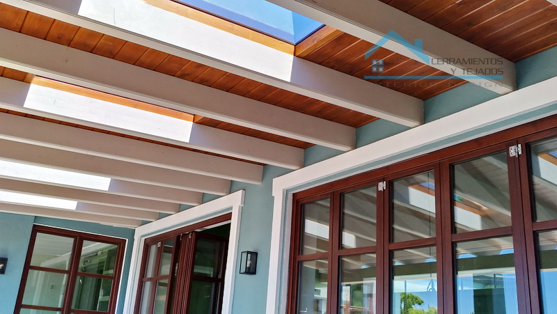 pergola de madera con claraboya