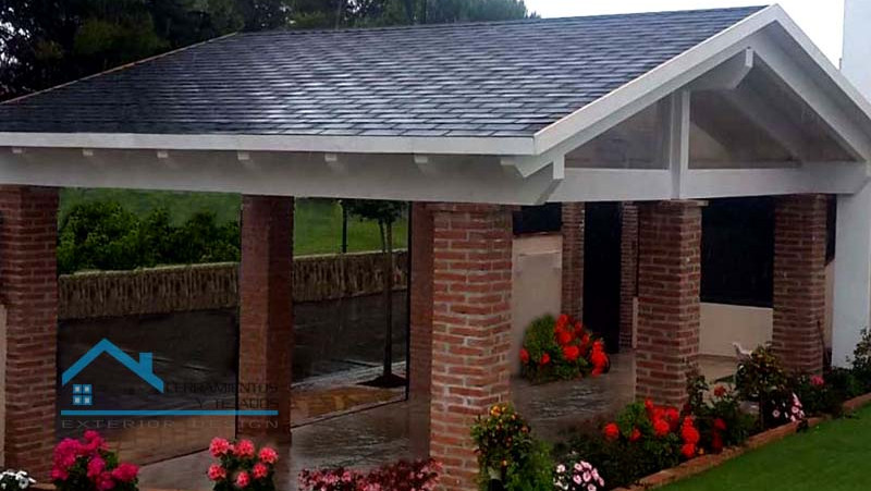pergola de madera blanca con tejado marbella